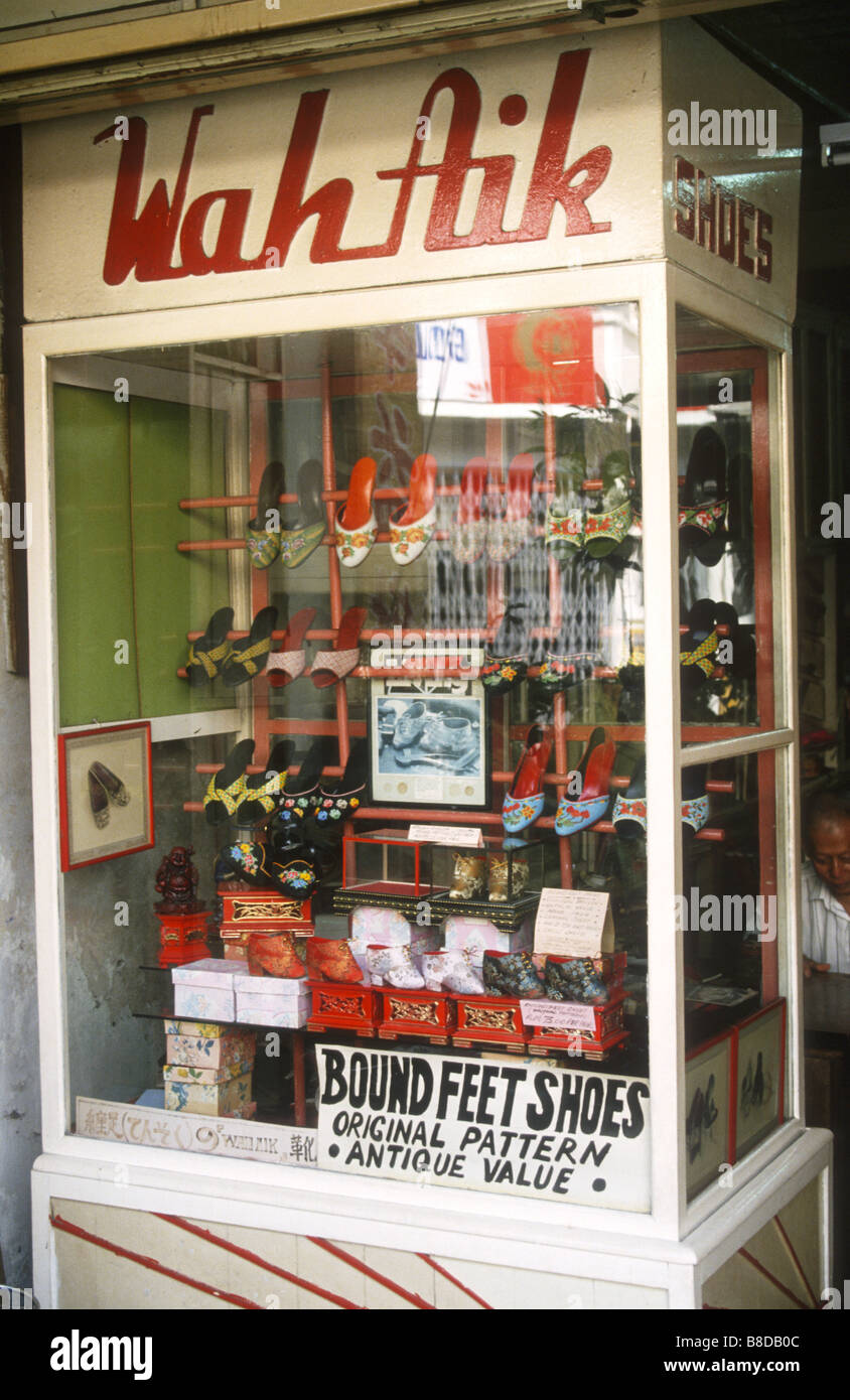 Schaufenster-Shop Verkauf von Schuhen für Füße gebunden, China Town, Malacca, Malaysia, Stockfoto