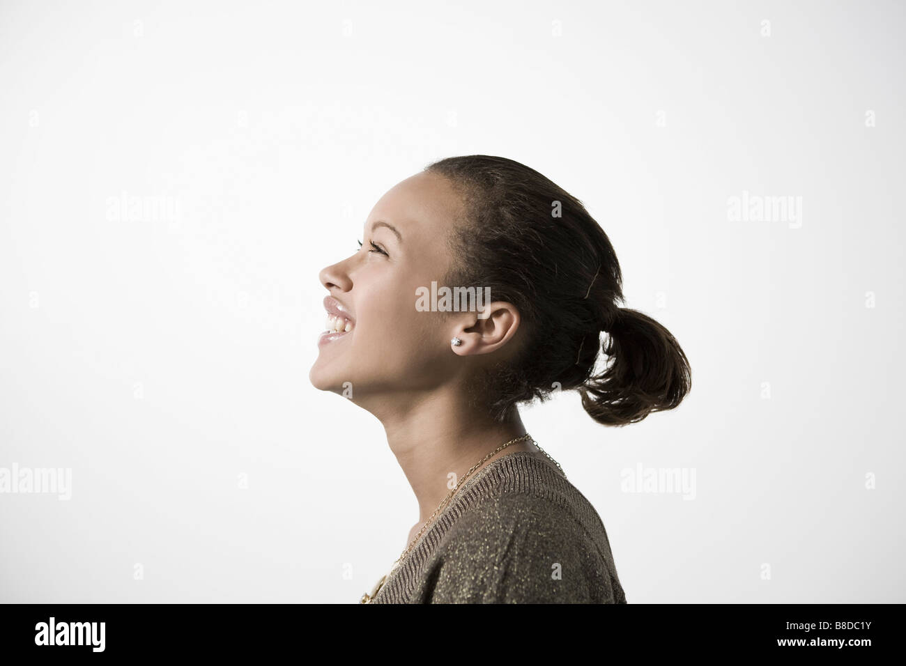Junge Frau lächelnd, Profil, Nahaufnahme Stockfoto