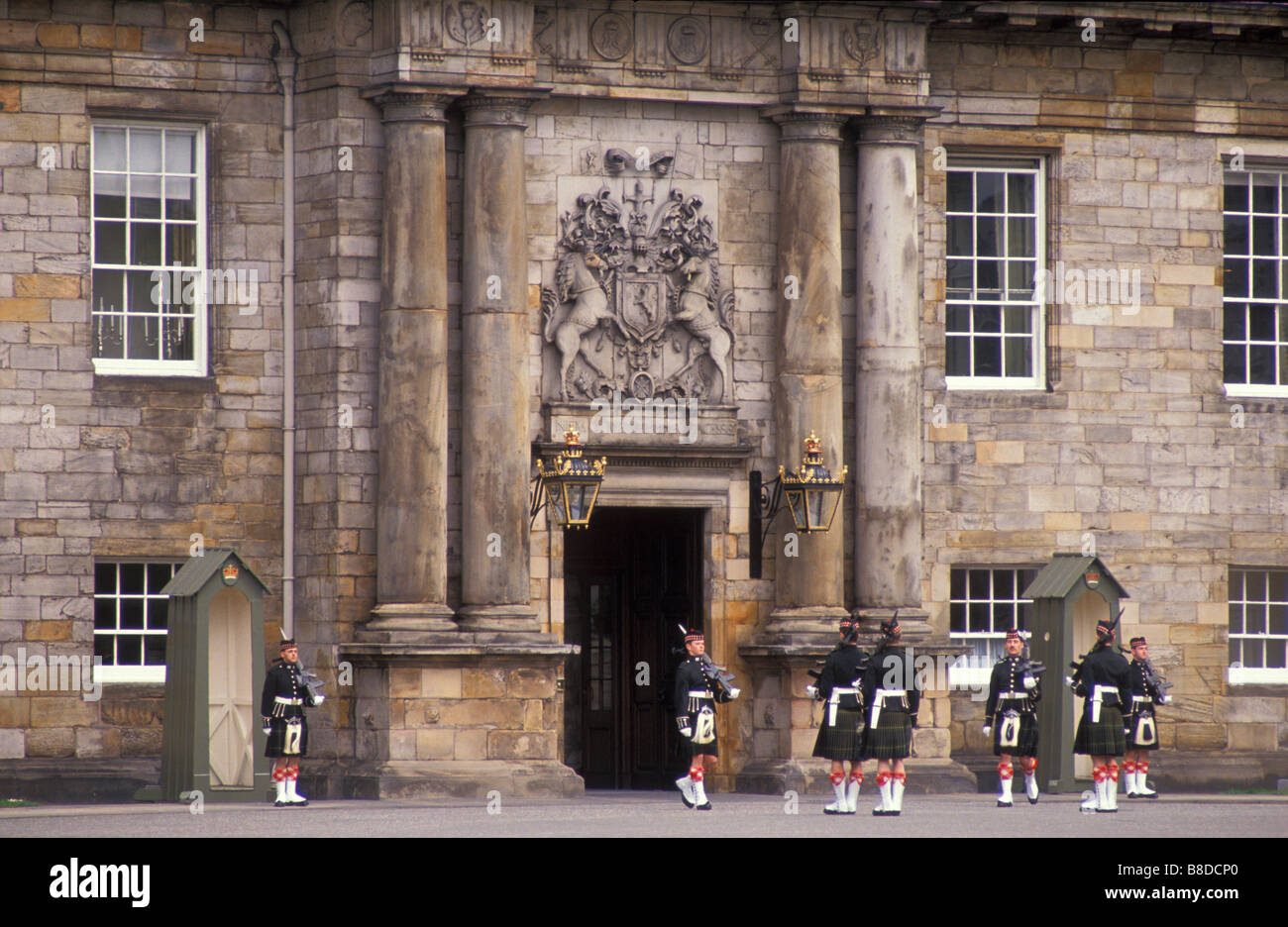 Die Wachablösung am Holyrood Palace, Edinburgh, Schottland, Vereinigtes Königreich Stockfoto
