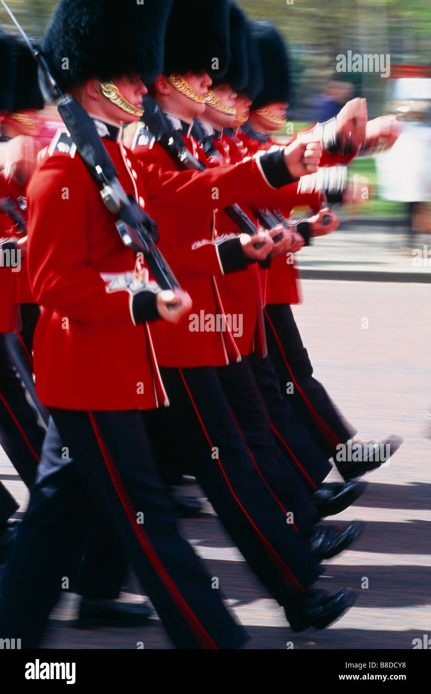 das Scots Guards marschieren auf die Wachablösung am Buckingham Palace, London, UK Stockfoto