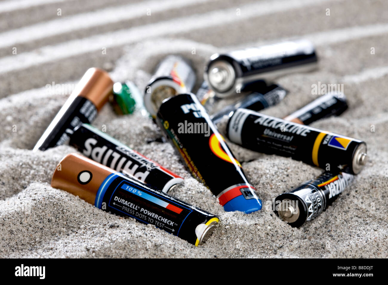 Altbatterien am Strand Stockfoto