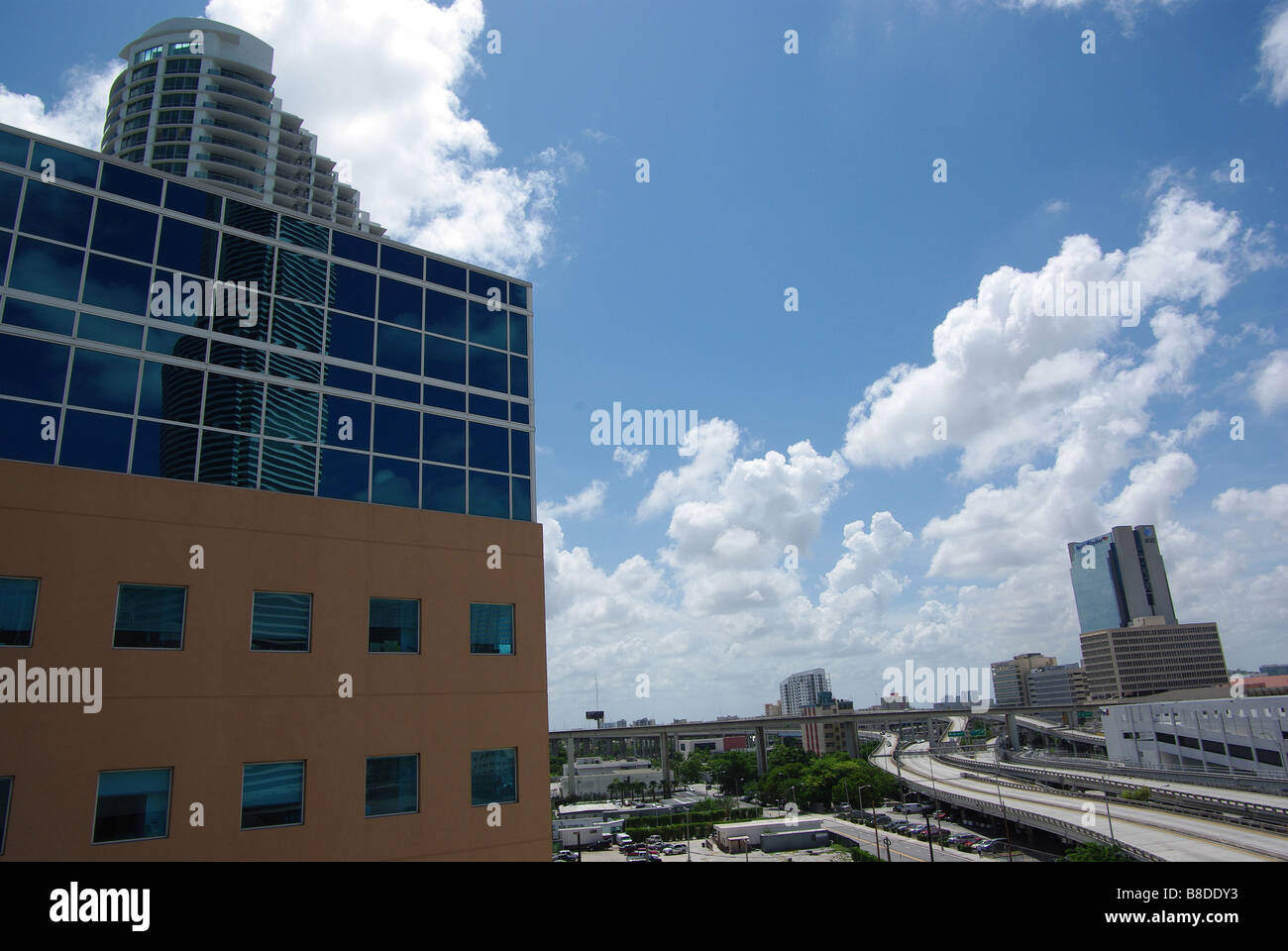 Blick auf Downtown Miami River Walk entfernt Stockfoto