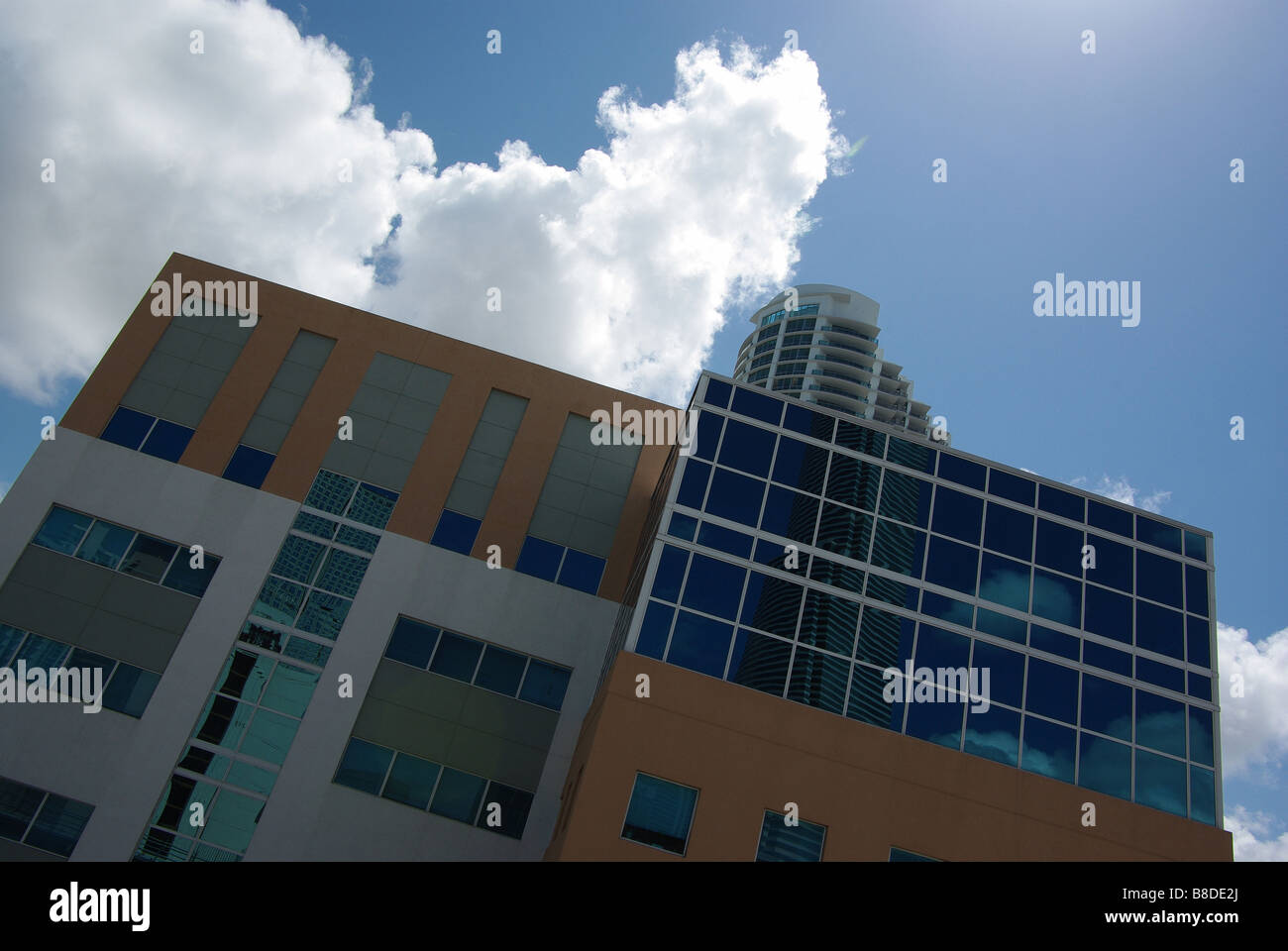 Ansicht von Gebäuden aus People Mover River Walk Station in Downtown Miami Stockfoto