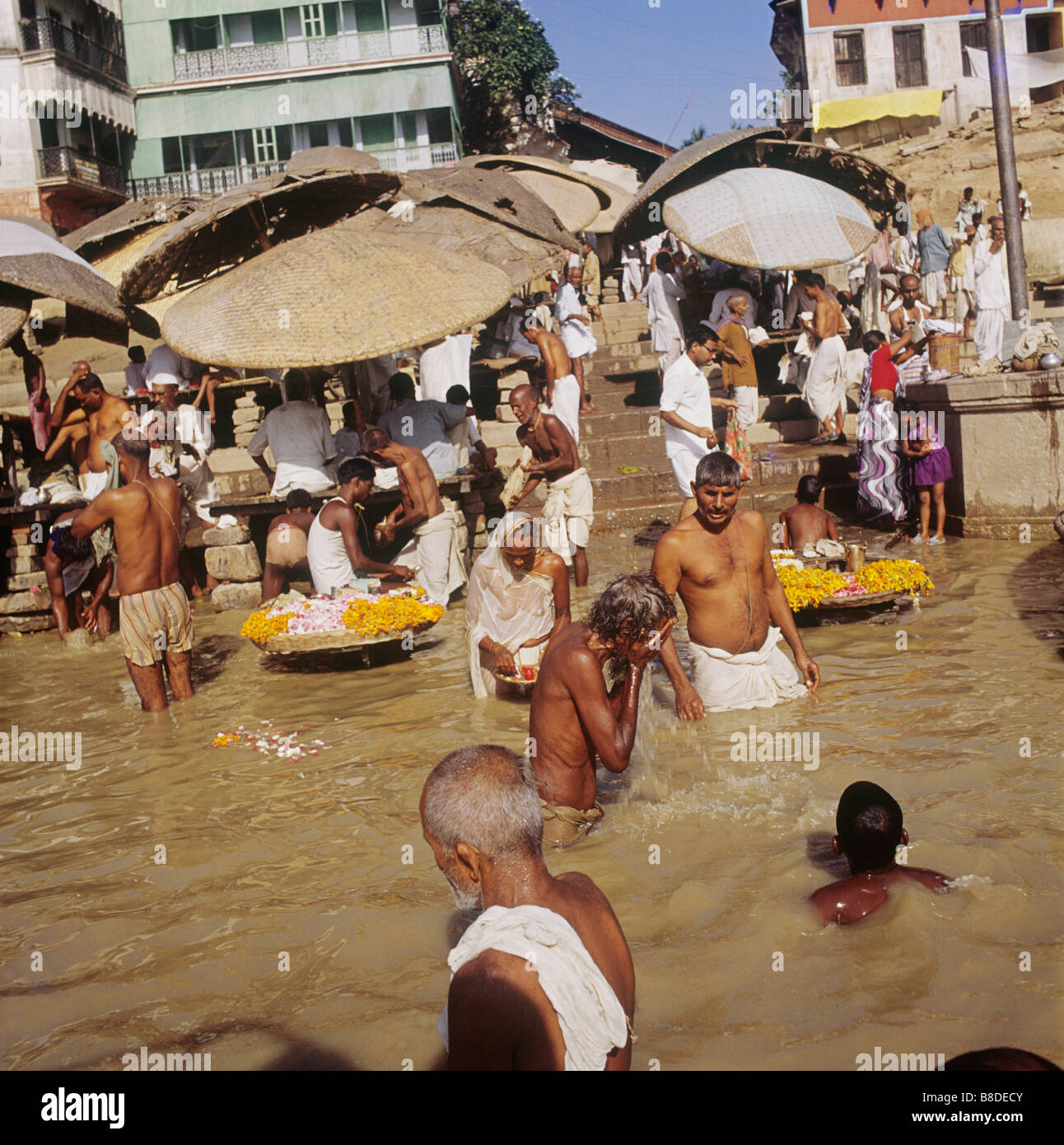 Benares, Indien, eines der ältesten kontinuierlich bewohnten Städte der Welt, die Hindus sagen, dass jeder im Ganges Baden sollte Stockfoto