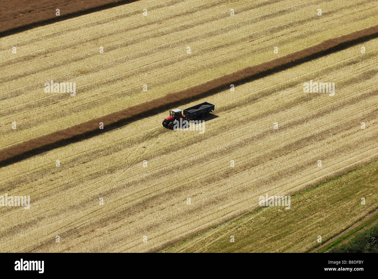 Luftaufnahme der Landwirt mit Traktor zur Erntezeit in South Staffordshire England Uk Stockfoto