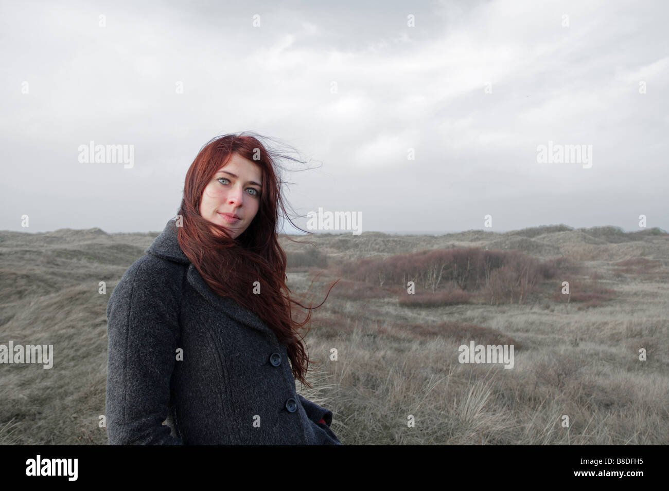Frau stehend Dünen, Niederlande, Europa Stockfoto