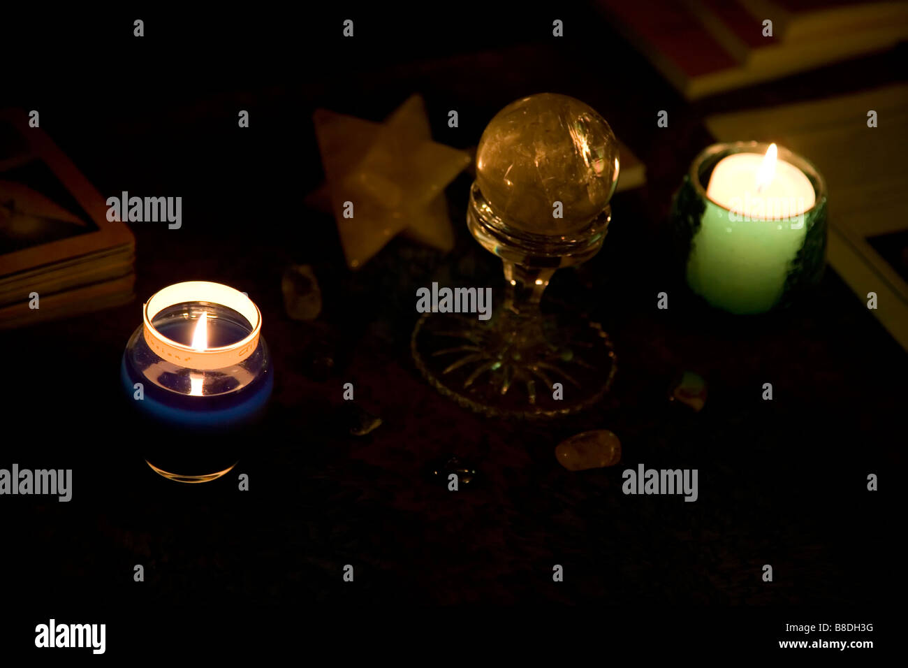 Foto von Kerzen in einer Tarot-Karte-Lesung Stockfoto
