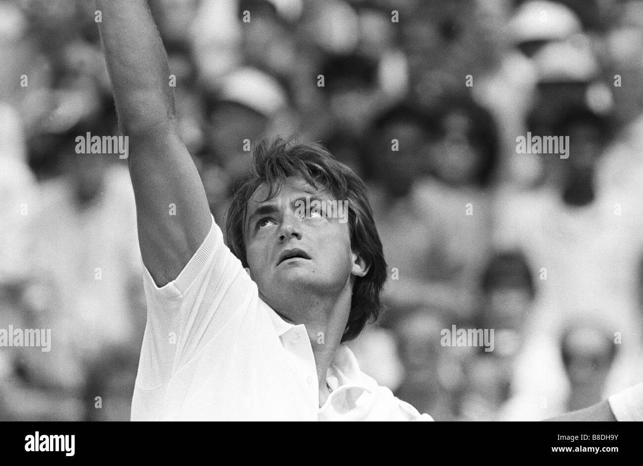Französischer Tennisspieler Henri Leconte servieren bei Wimbledon Tennis Championship Stockfoto