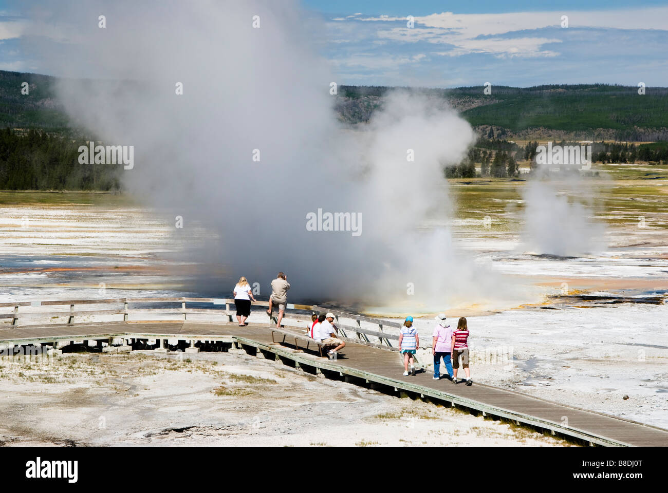Touristen, die gerade die Clepsydra Geyser unterwegs Fountain Paint Pot im Yellowstone National Park Stockfoto