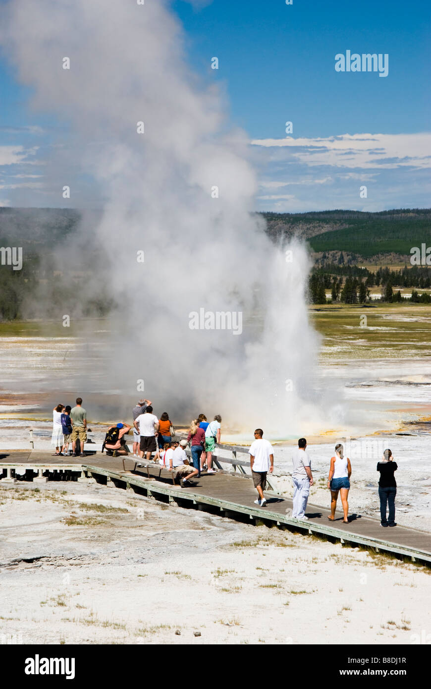 Touristen, die gerade die Clepsydra Geyser unterwegs Fountain Paint Pot im Yellowstone National Park Stockfoto