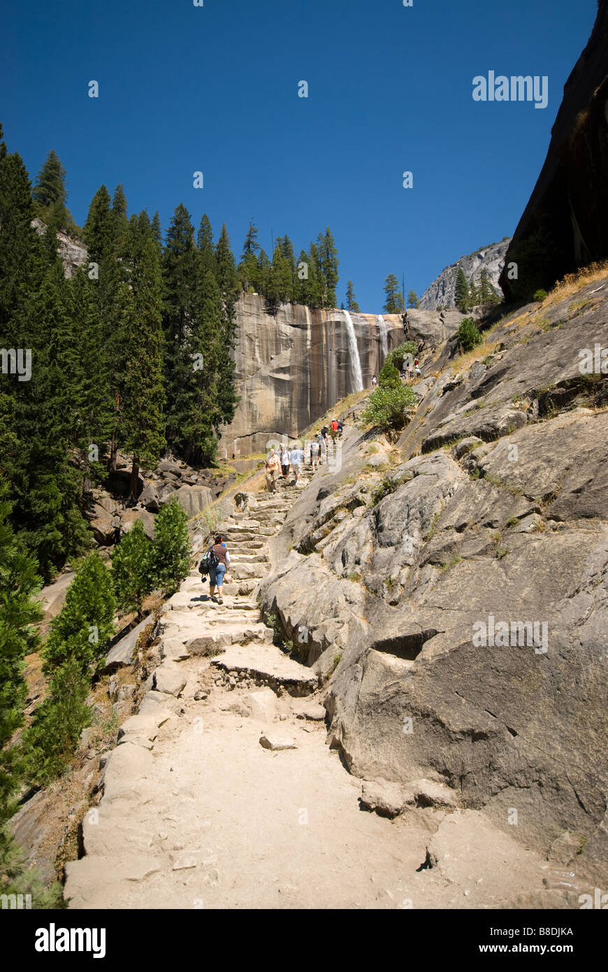 Menschen herab und zu Fuß auf den Weg in Richtung der Spitze der Vernal Falls im Yosemite National Park Stockfoto