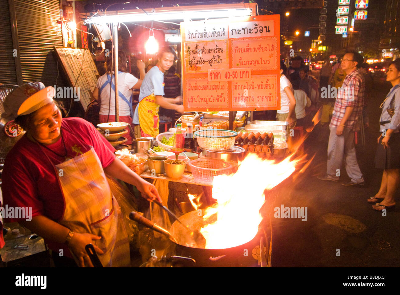 Frau unter Rühren braten Thai chinesisches Essen auf einem Nachtmarkt Thanon Yaowarat Road in Chinatown zentrale Bangkok Thailand Kochen Stockfoto