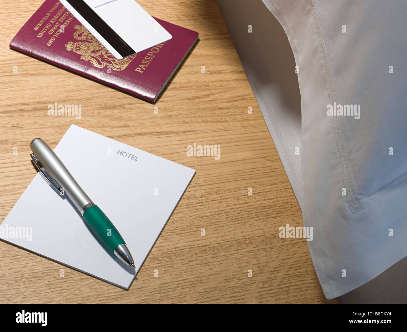 Reisepass und Stift auf Nachttisch Stockfoto