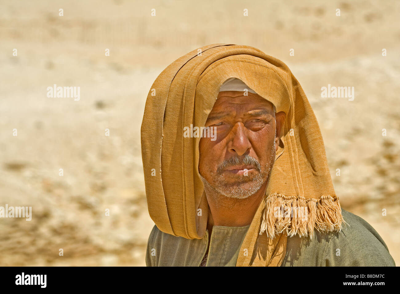 Ein Eyptian Mann trägt einen Kopfschmuck in Sakkara, Ägypten Stockfoto
