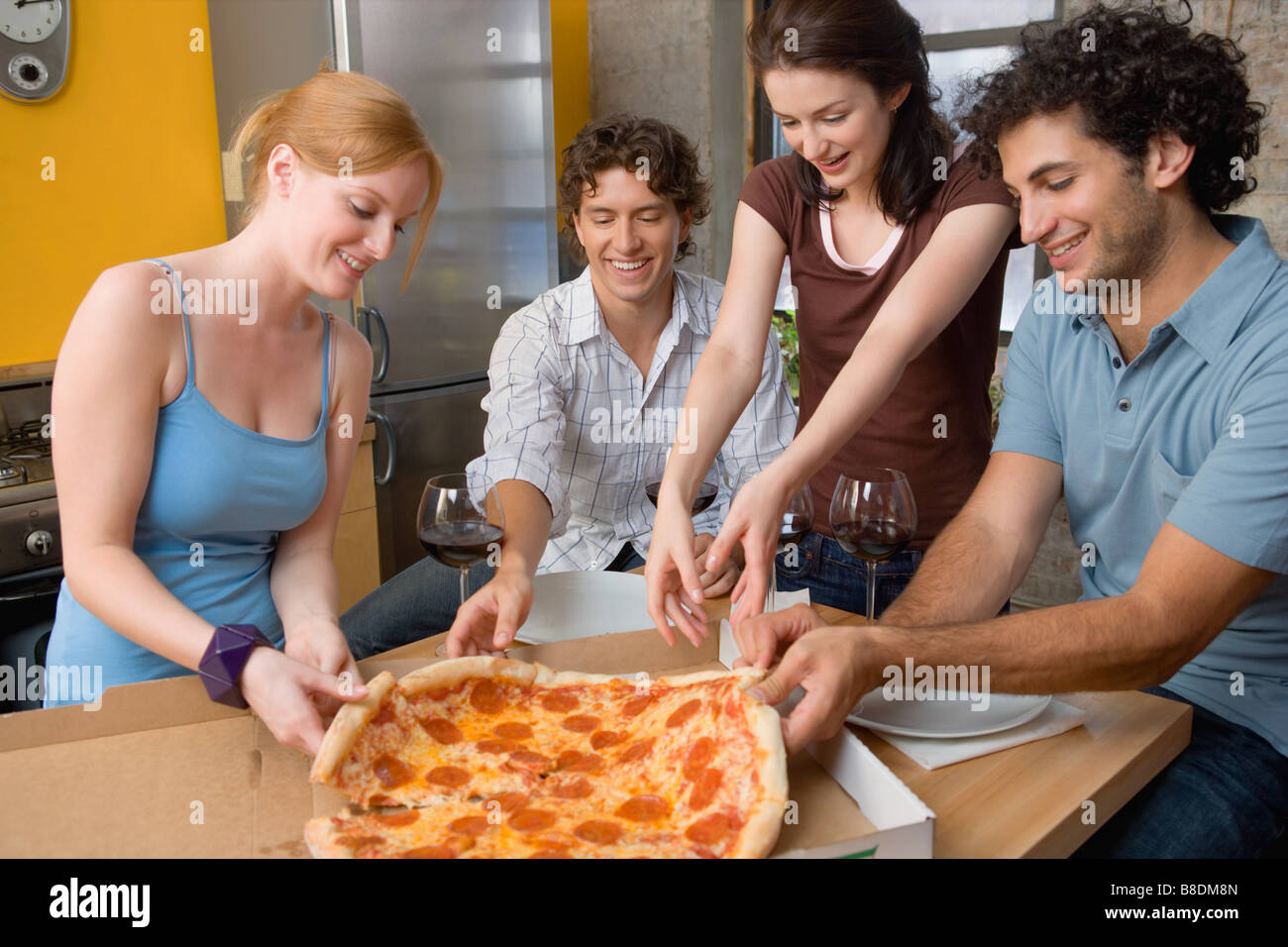 Freunde teilen eine pizza Stockfoto