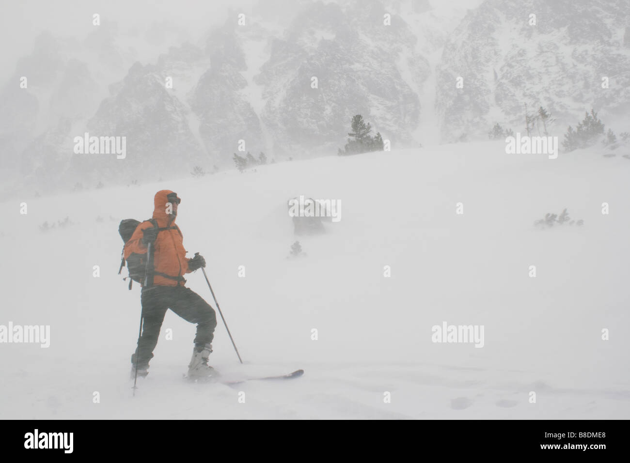 Touring Skifahrer in Schnee Schneesturm Stockfoto