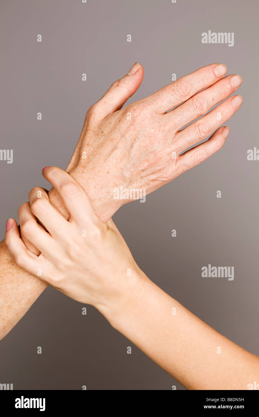Hände auf junge und ältere Frauen Stockfoto Hände auf junge und ältere Frauen Stockfoto