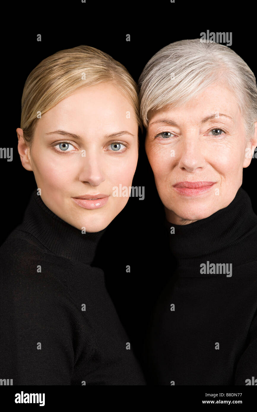 Junge und alte Frauen in schwarz Stockfoto