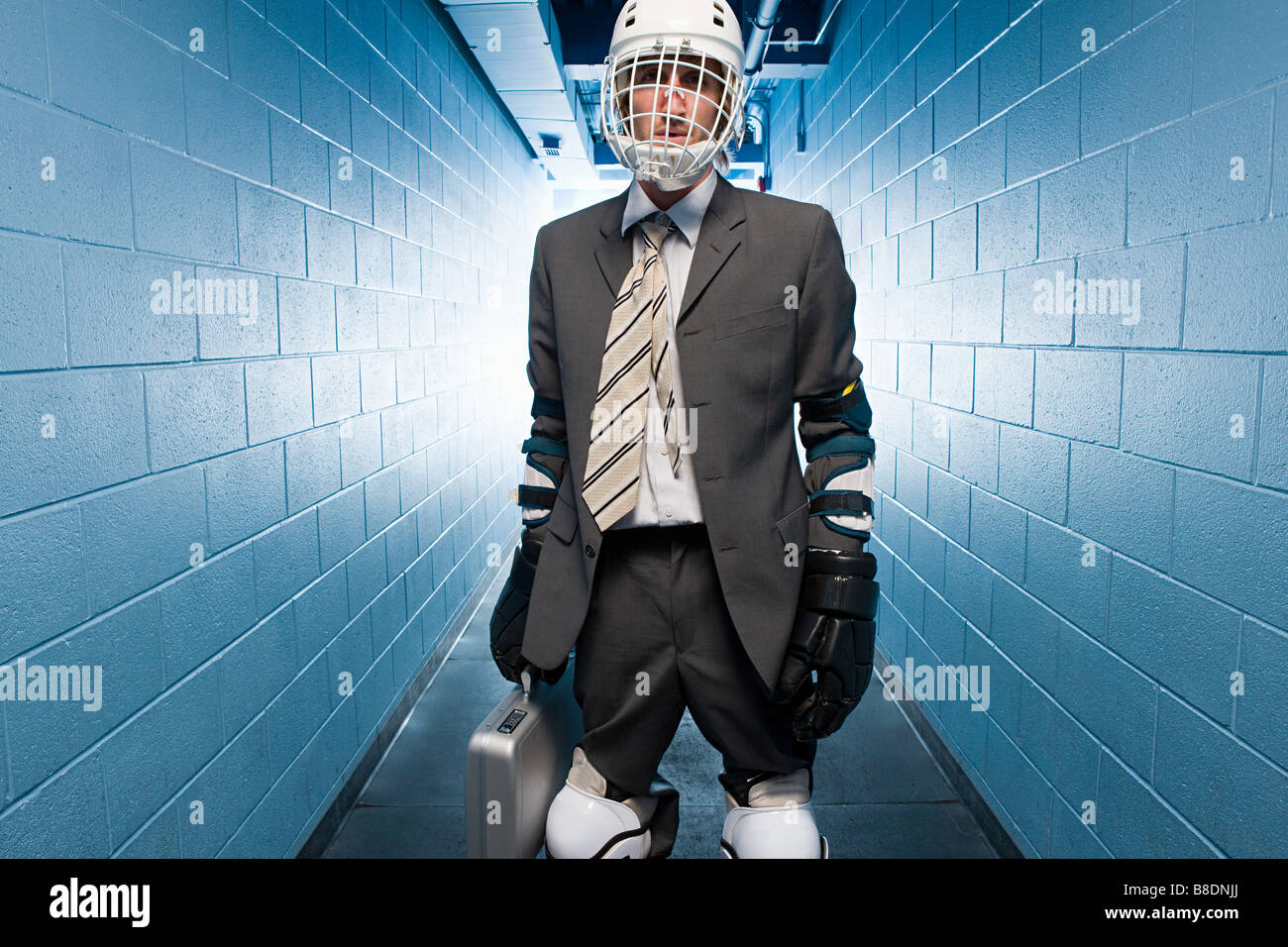 Geschäftsmann mit einer Eishockey-Helm Stockfoto