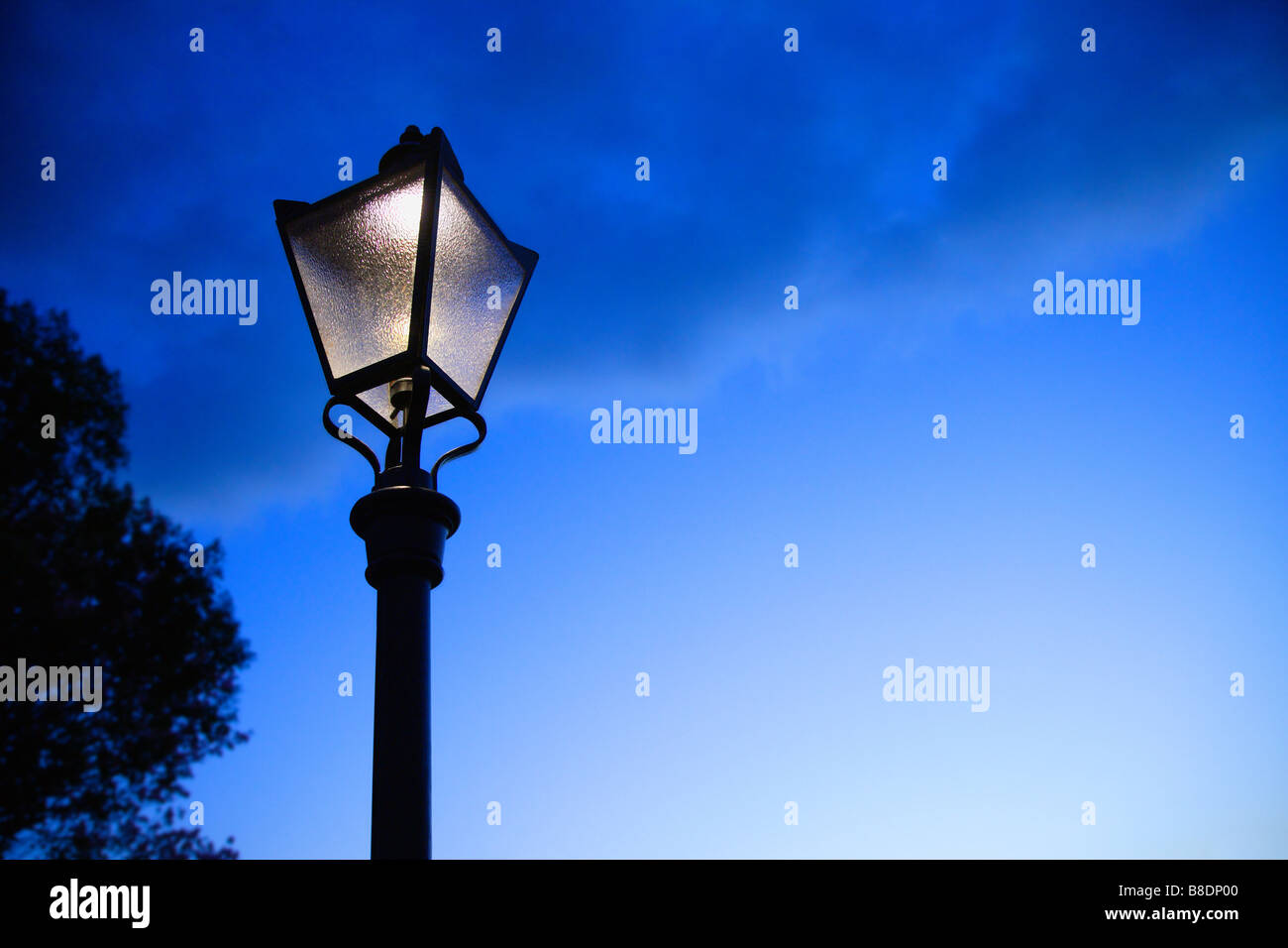 Straßenlaterne beleuchtet Stockfoto