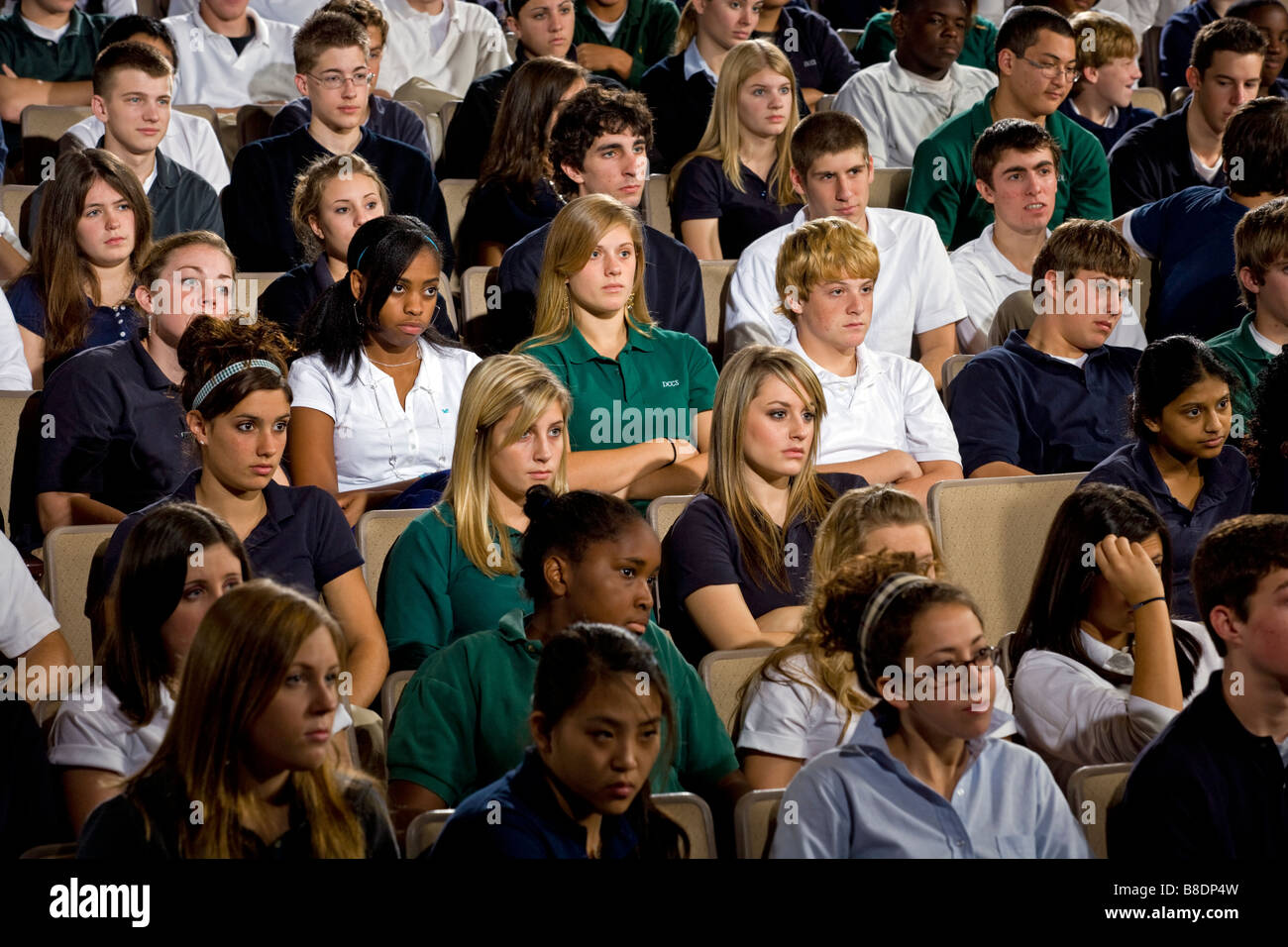 High School und Middle School Studenten in einem Hörsaal sitzen. Stockfoto