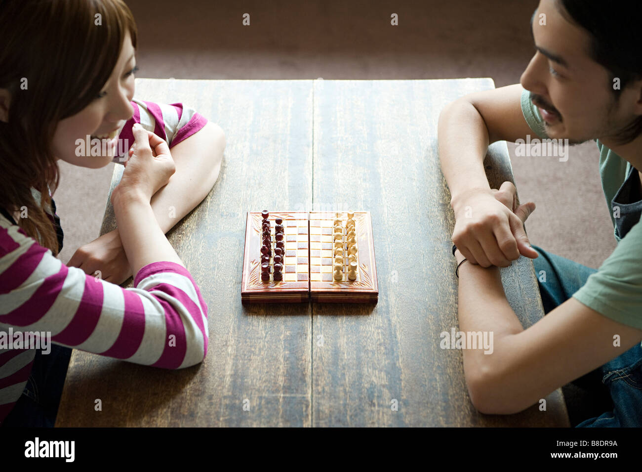 Junges Paar beim Schachspiel Stockfoto