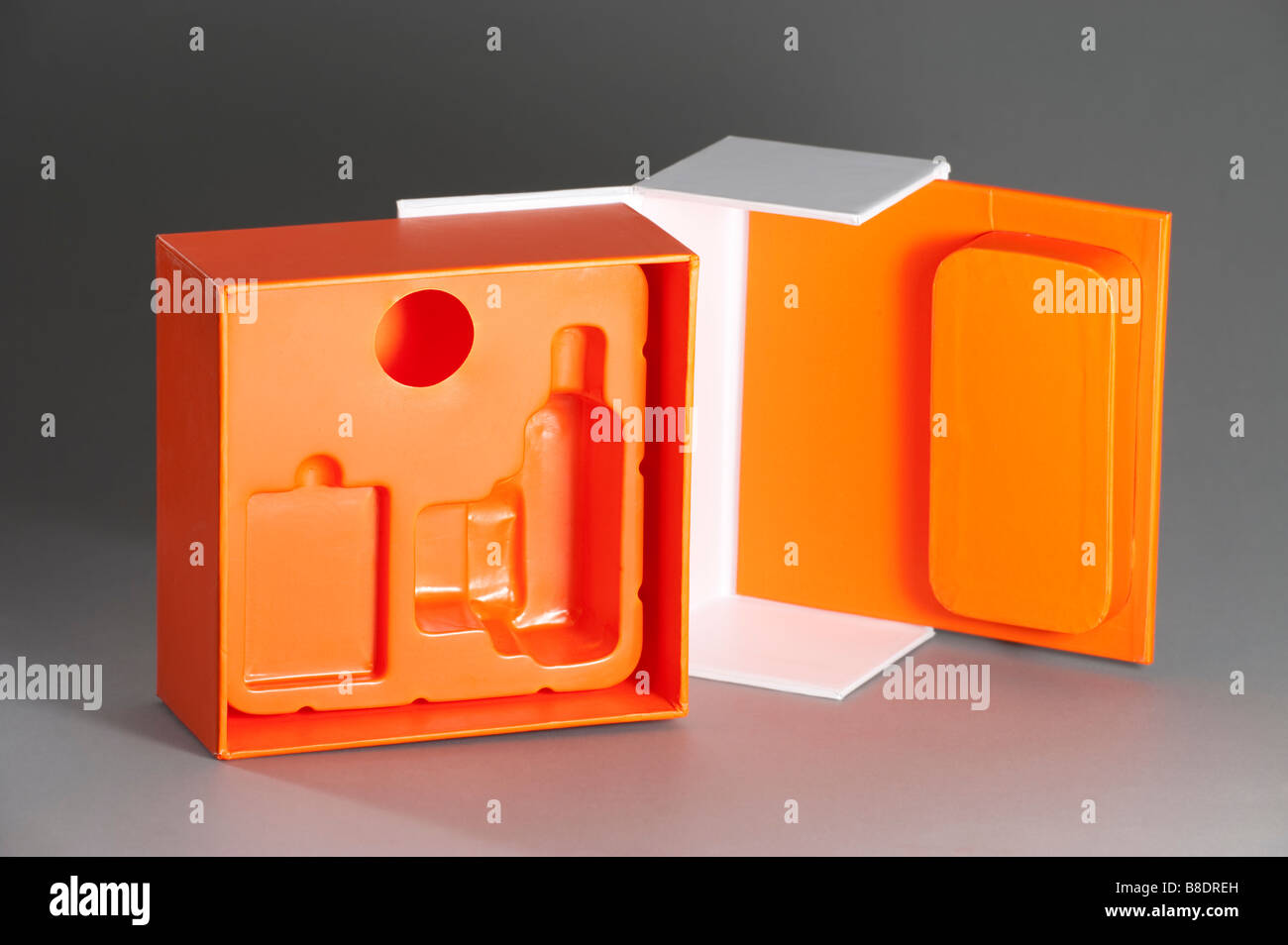 Orange-weißen Karton und Kunststoff Transportkiste Stockfoto