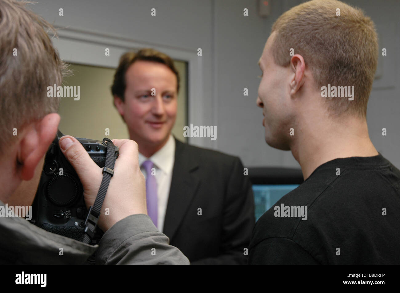 David Cameron fotografiert während Besuch Jugendzentrum Stockfoto