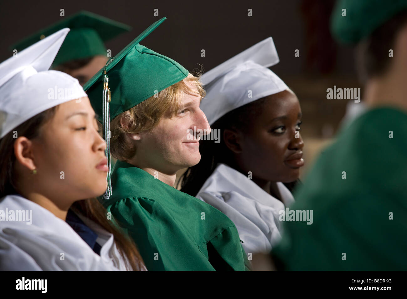 Schulerinnen Und Schuler In Graduierung Kleider Bei Abschlussfeier Stockfotografie Alamy