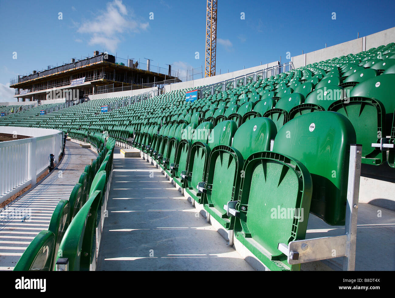 Leere Sitzreihen an Somerset Cricket Club Taunton England mit Bauarbeiten im Hintergrund Stockfoto