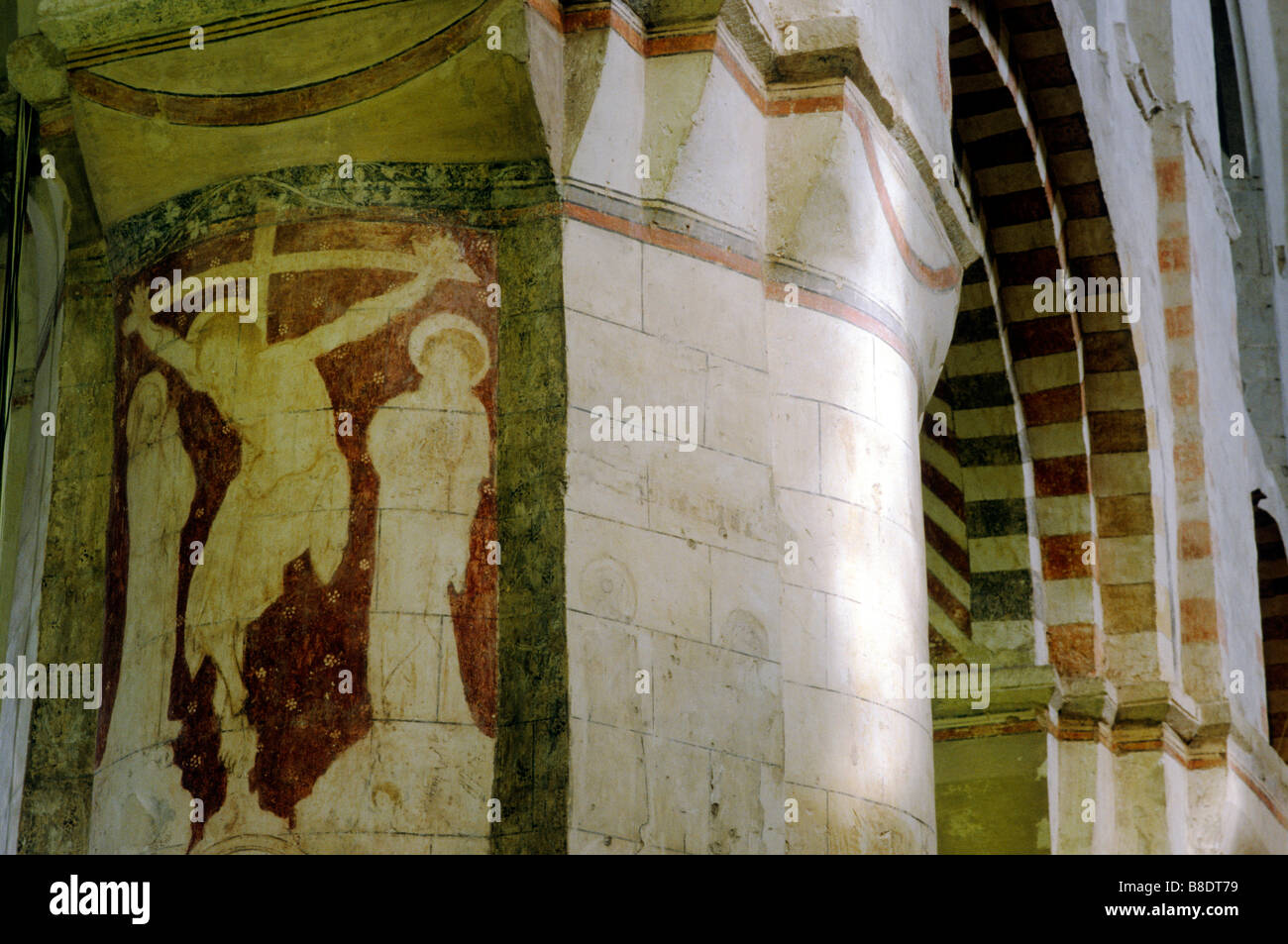 St Albans Kathedrale Norman Kirchenschiff innen mittelalterlicher Wandmalerei Kreuzigung romanische Säule Pier Hertfordshire England UK Bogen Stockfoto