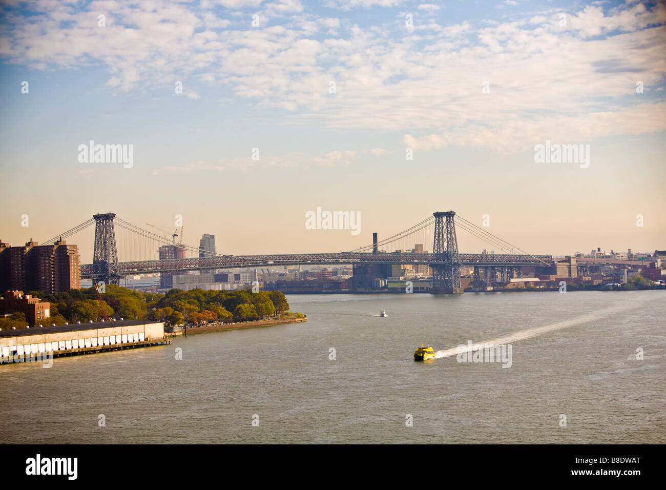 New York City NYC Wassertaxi am East River.  Blick von Manhattan Brücke mit Williamsburg Bridge im Hintergrund Stockfoto