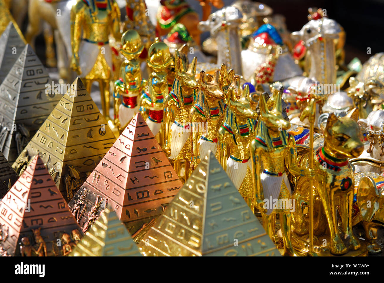 KAIRO, ÄGYPTEN. Glänzende Souvenirs zum Verkauf an den Pyramiden von Gizeh. 2009. Stockfoto