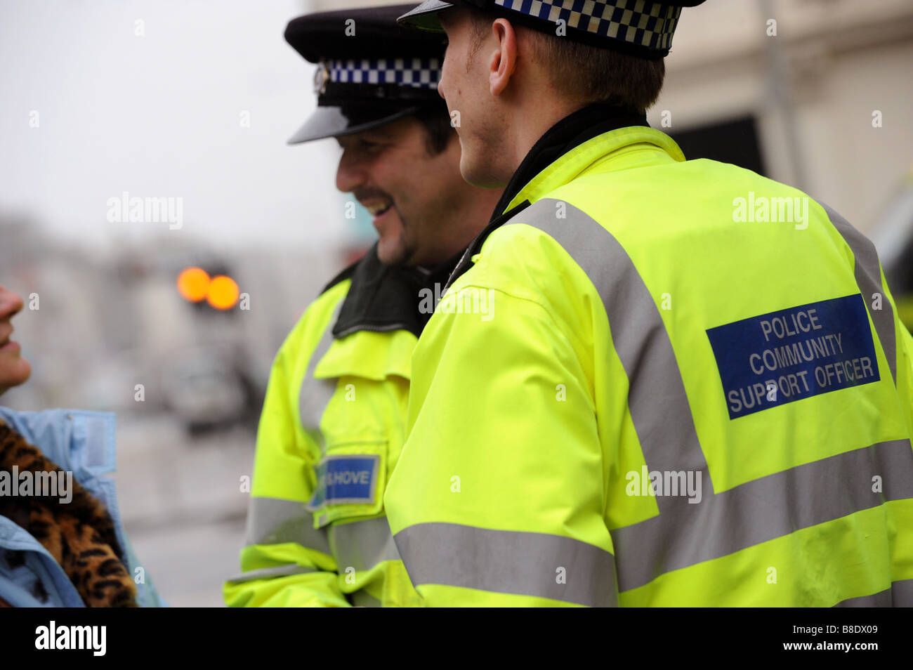 Brighton und Hove Gemeinschaft unterstützen Offiziere Chat, um ein Mitglied der Öffentlichkeit während auf den beat Stockfoto