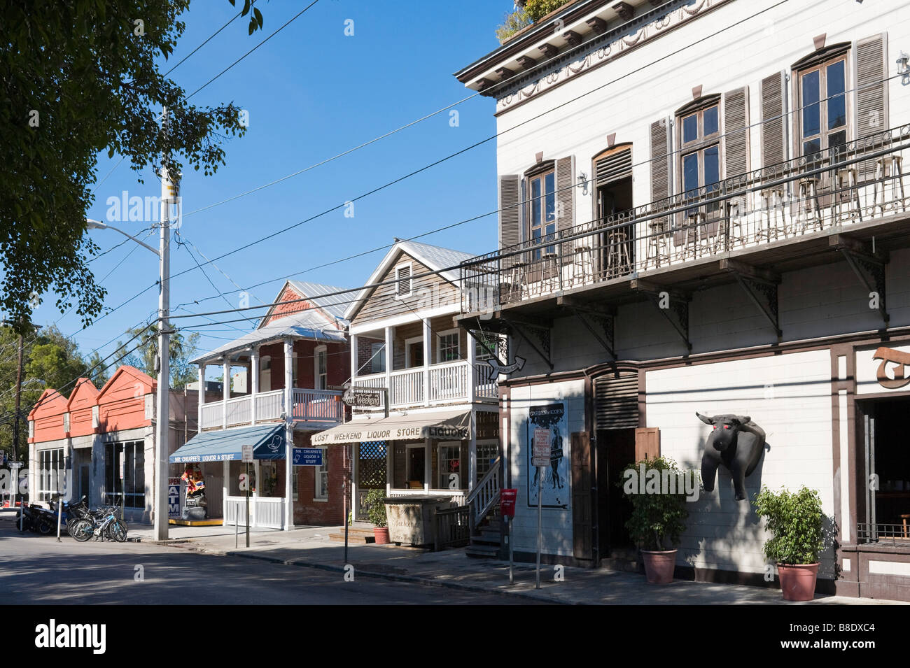 Alte Häuser und Geschäfte abseits nur Duval Street Historic District, Key West, Florida Keys, USA Stockfoto