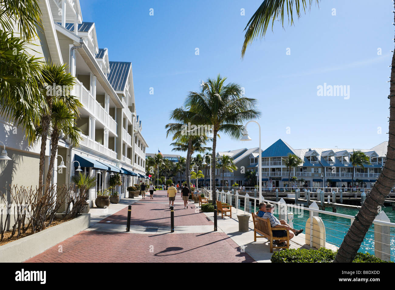 Bänke am Kai mit Blick auf den Mallory Square, Kreuzfahrtterminal, Key West, Florida Keys, USA Stockfoto