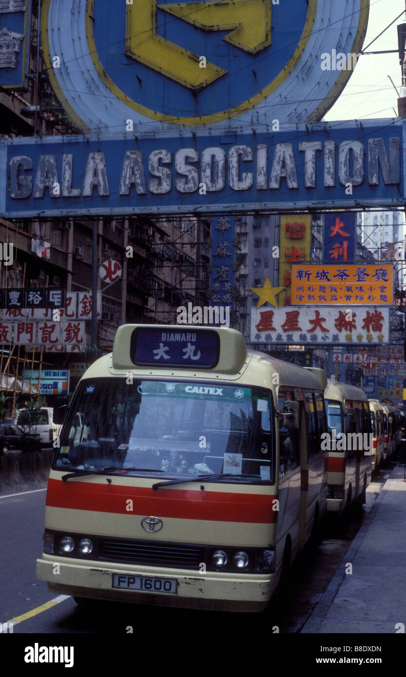 Einen gelben Bus warten auf Fahrgäste in Hong Kong Stockfoto