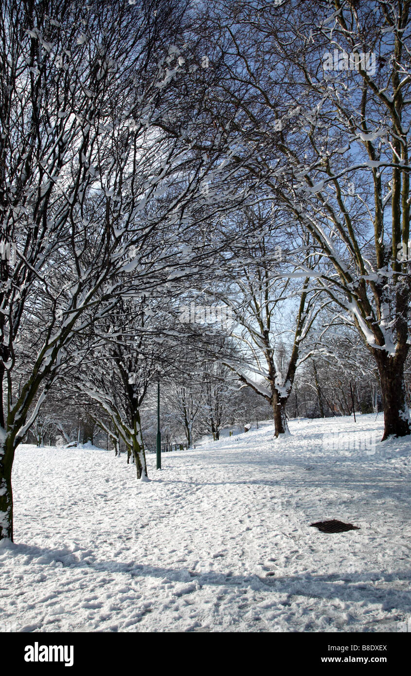 Schöne Schnee-Landschaft auf dem Gipfel des Hilly Fields Park, Lewisham, während der Schnee-Event in London Stockfoto