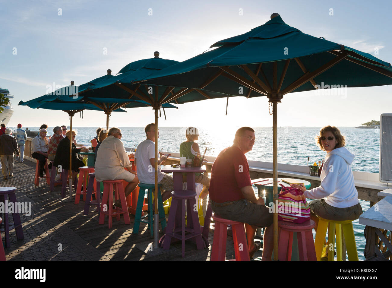 Sunset Pier Bar und Restaurant kurz vor Sonnenuntergang, Ocean Key Resort, Old Town, Key West, Florida Keys, USA Stockfoto