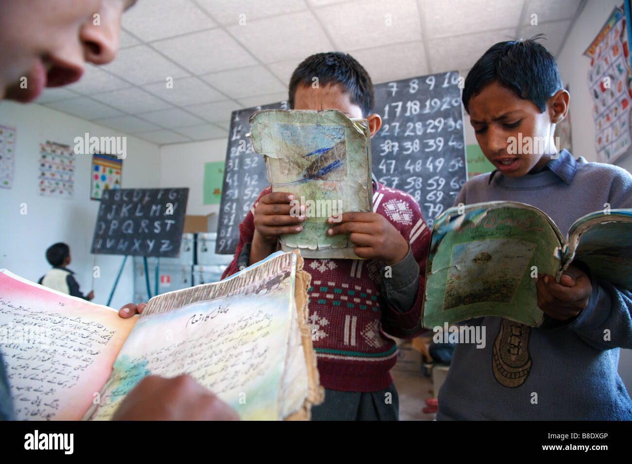 Junge Studenten in einem Klassenzimmer in eine Schule, geleitet von einer internationalen NGO in den Bergen von Kaschmir, Pakistan nach dem Erdbeben Stockfoto