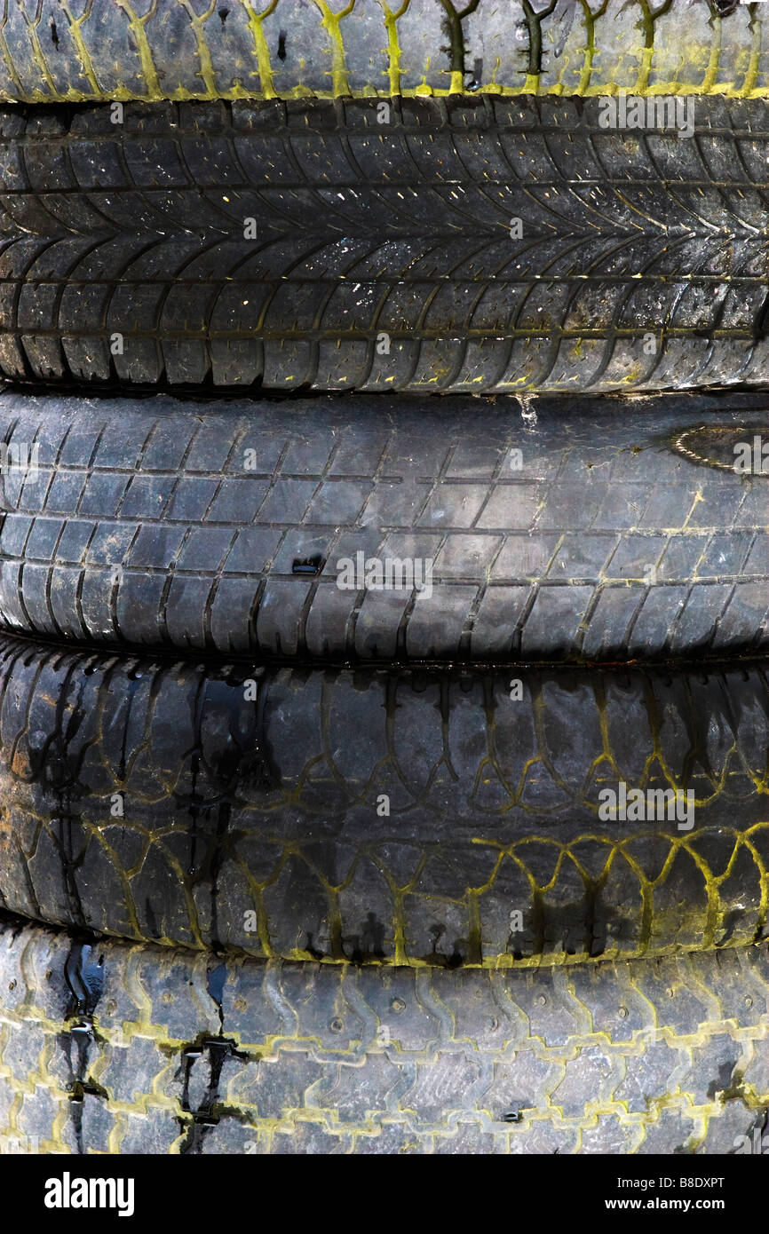 Stack getragen von alten Autoreifen. Stockfoto