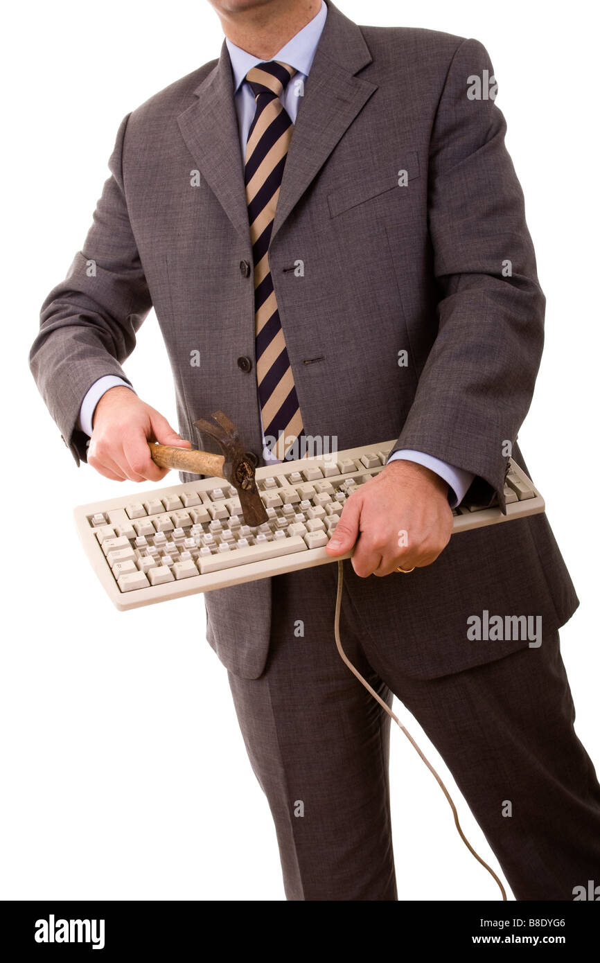 wütend Geschäftsmann zerstören eine Tastatur mit einem Hammer, isoliert auf weiss Stockfoto