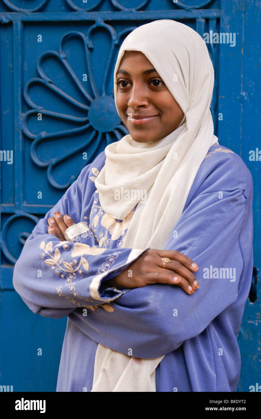 Muslimisches Mädchen in Tracht, Esna, Ägypten Stockfoto
