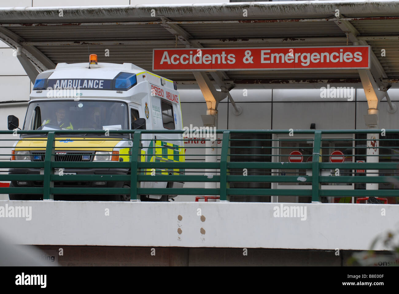 Krankenwagen vor Unfällen und Notfällen, Hillingdon Krankenhaus Stockfoto