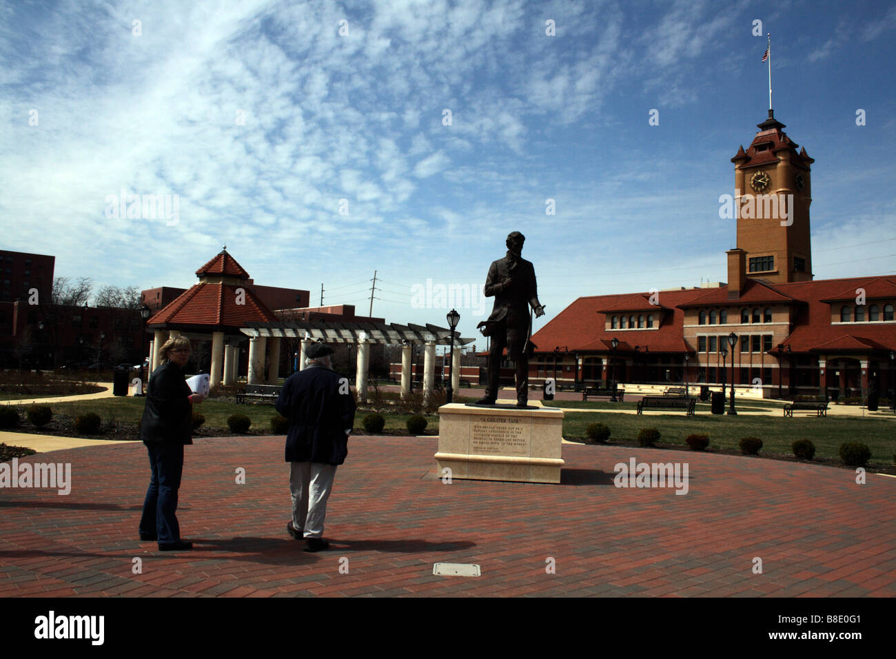 Fußgänger im Union Square Park mit Clocktower und Abraham Lincoln-Statue. Stockfoto