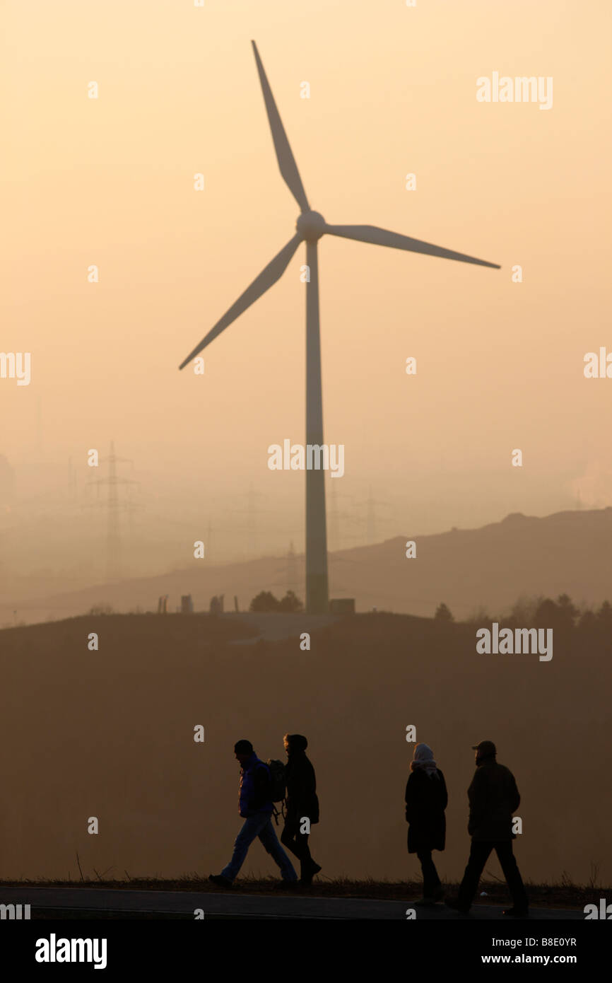 Wanderer auf Halde Tipp im Hintergrund-Wind-Kraftwerk auf Hoppenbruch Tipp Herten Deutschland Stockfoto
