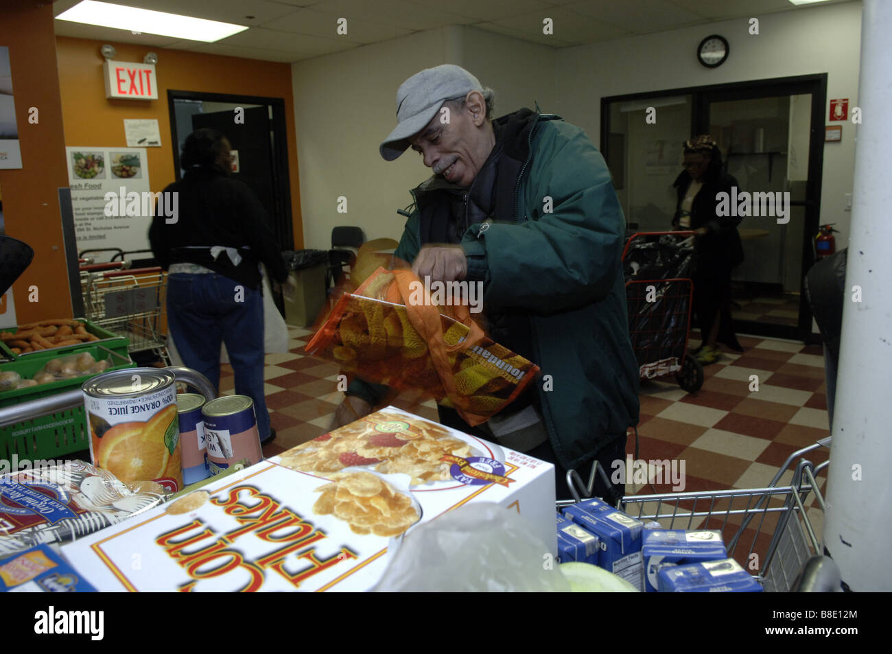 Ein Client Taschen seiner Lebensmittel bei der Food Bank of New York Food Pantry im Stadtteil Harlem in New York Stockfoto