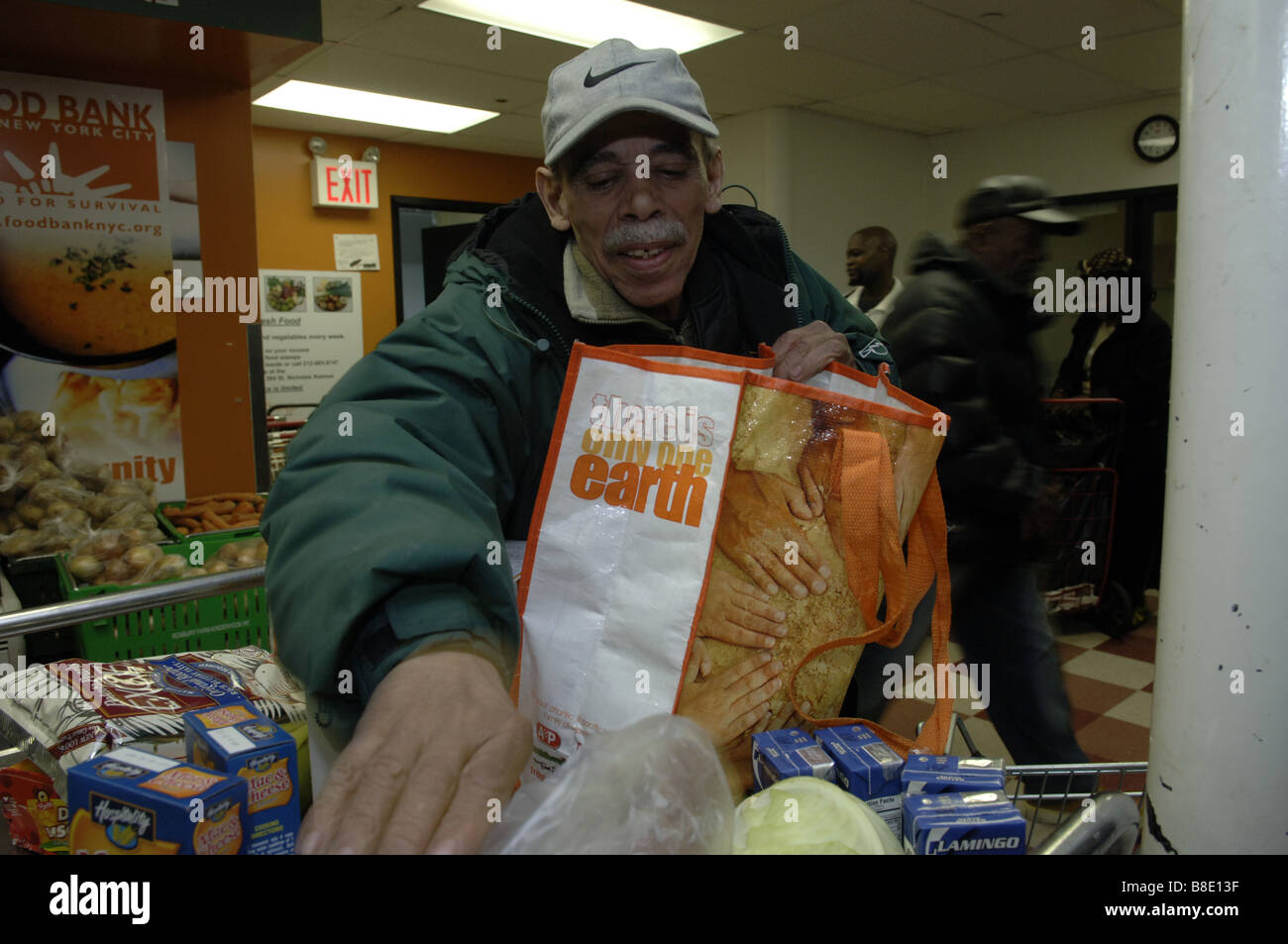 Ein Client Taschen seiner Lebensmittel bei der Food Bank of New York Food Pantry im Stadtteil Harlem in New York Stockfoto