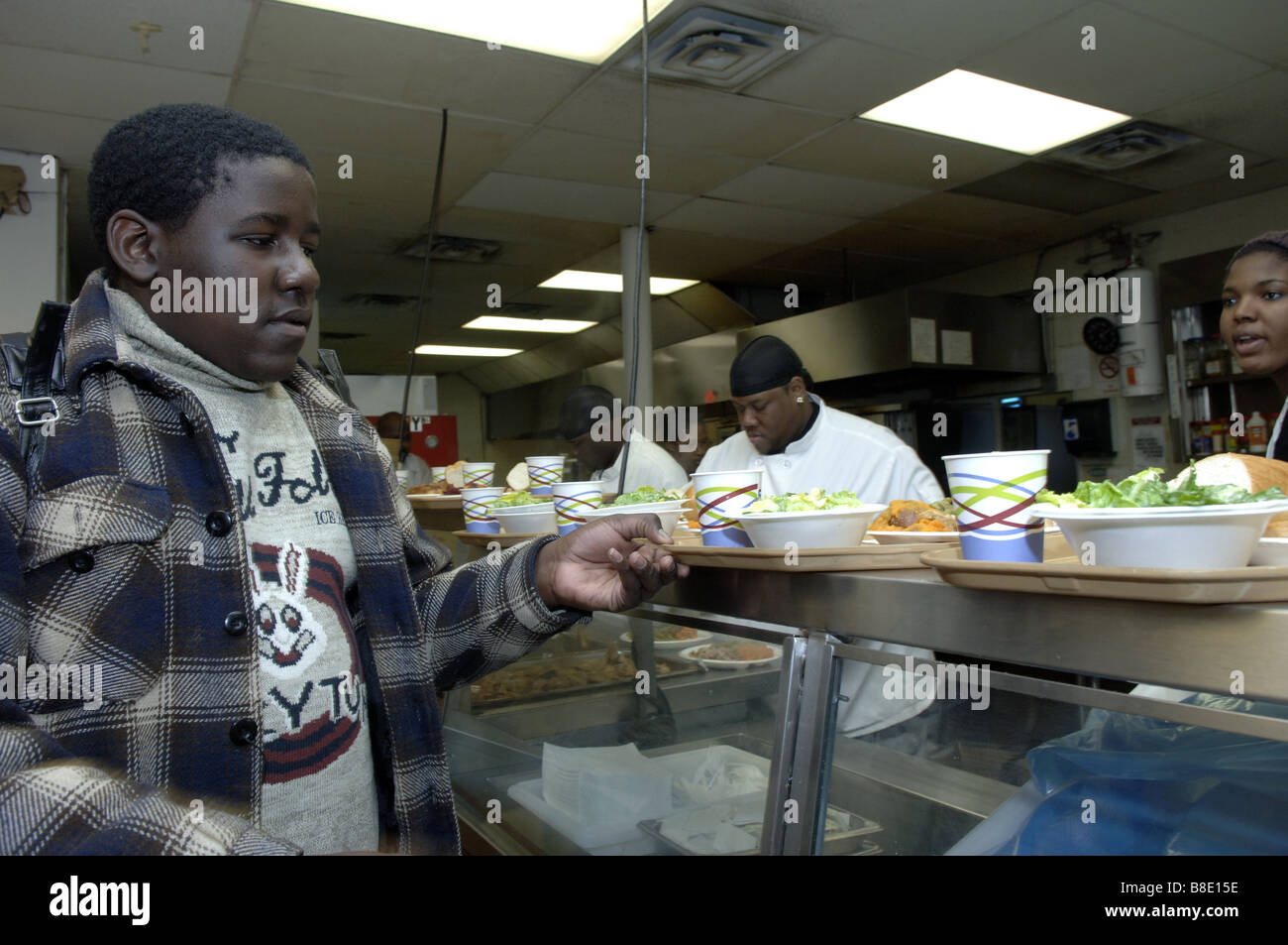 Die Gäste werden in der Food Bank of New York Soup Kitchen im Stadtteil Harlem in New York bedient Stockfoto