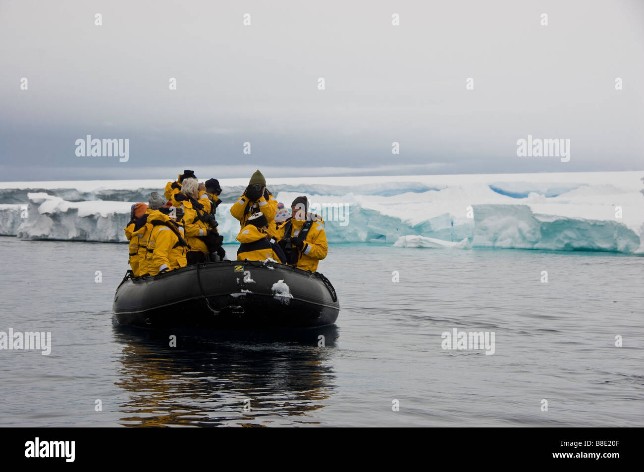 Schlauchboote und Eis entlang der Ross-Schelfeis, Bucht der Wale, Ross-Meer, Antarktis Stockfoto